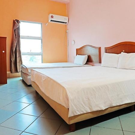 Oyo 90598 Living House C0 Otel Kuching Dış mekan fotoğraf