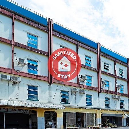 Oyo 90598 Living House C0 Otel Kuching Dış mekan fotoğraf