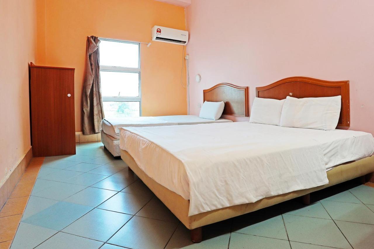 Oyo 90598 Living House C0 Otel Kuching Dış mekan fotoğraf