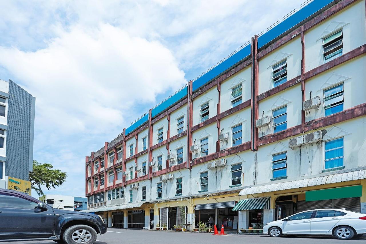 Oyo 90598 Living House C0 Otel Kuching Dış mekan fotoğraf