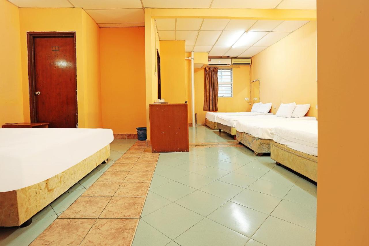 Oyo 90598 Living House C0 Otel Kuching Dış mekan fotoğraf