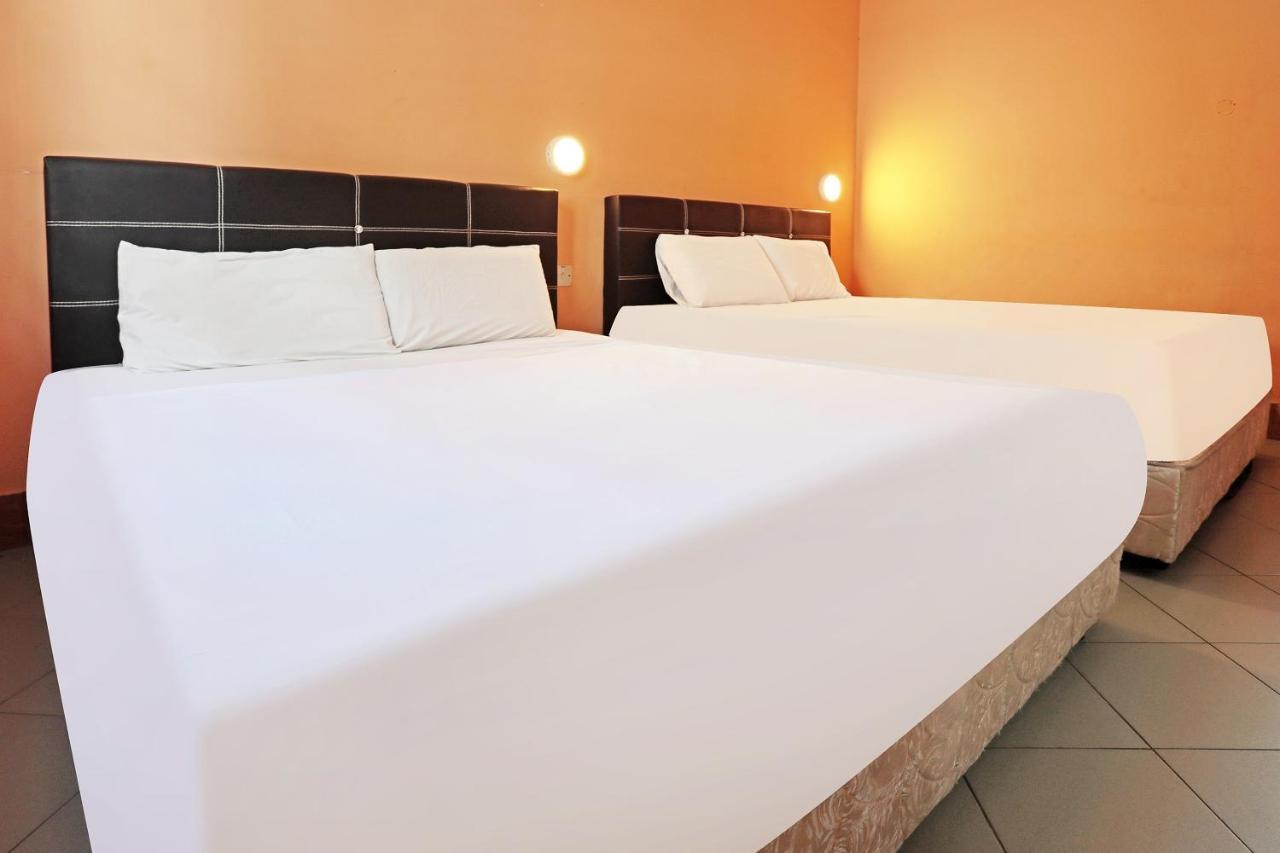 Oyo 90598 Living House C0 Otel Kuching Dış mekan fotoğraf