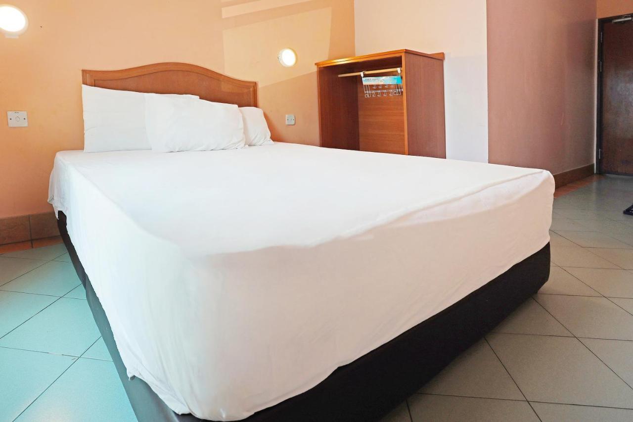 Oyo 90598 Living House C0 Otel Kuching Dış mekan fotoğraf