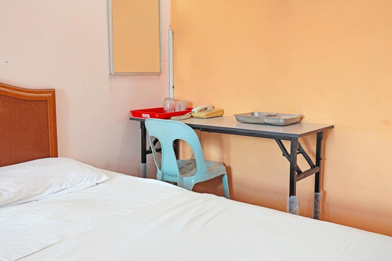 Oyo 90598 Living House C0 Otel Kuching Dış mekan fotoğraf