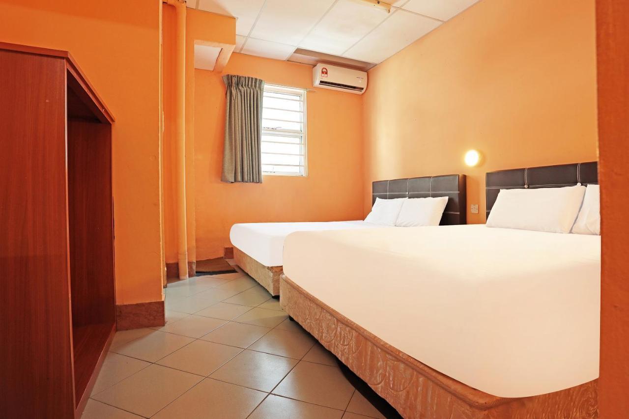Oyo 90598 Living House C0 Otel Kuching Dış mekan fotoğraf