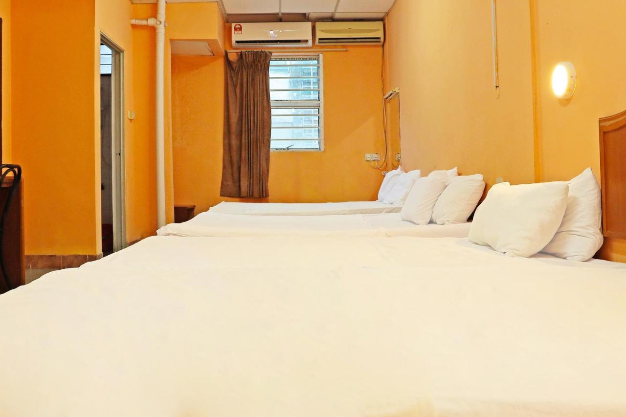 Oyo 90598 Living House C0 Otel Kuching Dış mekan fotoğraf