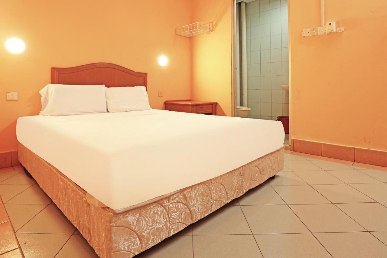 Oyo 90598 Living House C0 Otel Kuching Dış mekan fotoğraf